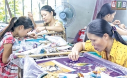 Làng thêu vào tuổi 200