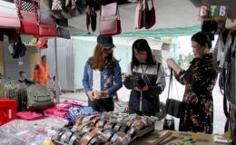 Đông khách đến chợ Quỳnh Côi