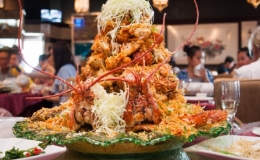 Nhà hàng phục vụ cả một 'ngọn núi' tôm hùm