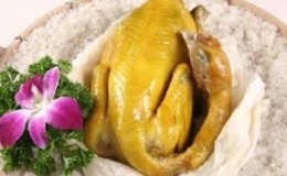 Cách làm gà nguyên con ủ muối