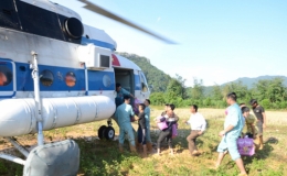 Trực thăng tiếp tế hơn 2 tấn lương thực cho nhân dân vùng lũ