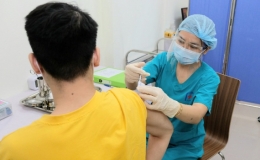 49% người trên 18 tuổi tiêm ít nhất một liều vaccine Covid-19