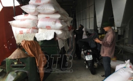 Lò sấy “đỏ lửa” sấy lúa cho nông dân