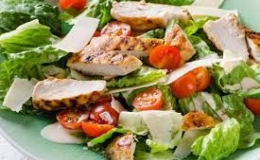 Món salad gà nướng giàu dinh dưỡng cho bữa trưa văn phòng