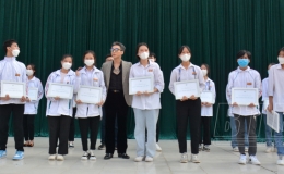 Trao học bổng cho học sinh có hoàn cảnh khó khăn tại Trường THPT Lê Quý Đôn