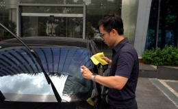 Cách đơn giản tẩy ố kính xe