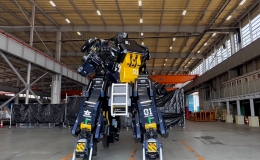 Robot 'biến hình' khổng lồ