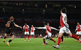 Arsenal thắng nhờ bàn phản lưới ở Champions League