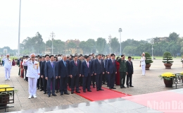 Các đại biểu Quốc hội vào Lăng viếng Chủ tịch Hồ Chí Minh