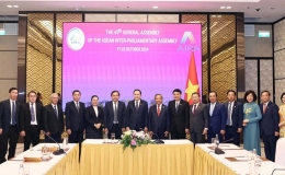 Chủ tịch Quốc hội Trần Thanh Mẫn tiếp Chủ tịch Hội Hữu nghị Lào-Việt Nam và Phó Chủ tịch Trung ương Mặt trận Lào xây dựng đất nước