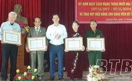 Quỳnh Phụ: Trao 198 Huy hiệu Đảng cho đảng viên đợt 7/11