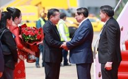 Thủ tướng Phạm Minh Chính tới thủ đô Viêng Chăn bắt đầu tham dự Hội nghị Cấp cao ASEAN lần thứ 44 và 45