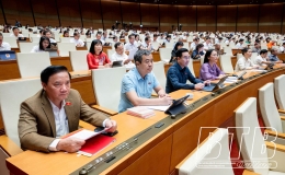 Tiếp tục chương trình kỳ họp thứ tám: Quốc hội thảo luận về các dự án luật, nghị quyết