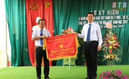 Đồng chí Nguyễn Hồng Diên, Ủy viên Trung ương Đảng, Bí thư Tỉnh ủy, Chủ tịch HĐND tỉnh, Trưởng đoàn đại biểu Quốc hội tỉnh chúc mừng cán bộ, giáo viên tại xã An Khê