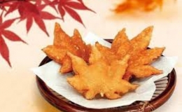 Lá phong chiên giòn, món "ăn chơi" độc đáo của Nhật Bản