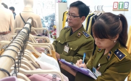 Tạm giữ lô hàng may mặc với số lượng lớn nghi vi phạm quy định của pháp luật