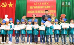 Báo Đầu tư trao 50 suất học bổng cho học sinh huyện Đông Hưng