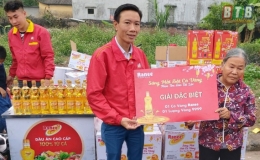 Trao giải đặc biệt cho khách hàng trúng thưởng chương trình khuyến mãi của hãng dầu ăn Ranee