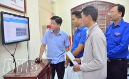 Đoàn viên, thanh niên Vũ Thư hỗ trợ người dân sử dụng dịch vụ công trực tuyến