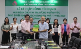 Ký kết hợp đồng tín dụng hỗ trợ cho vay trả lương ngừng việc
