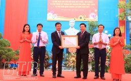 Trường THPT Nguyễn Đức Cảnh kỷ niệm 35 năm thành lập trường và đón nhận Huân chương Lao động hạng Nhất