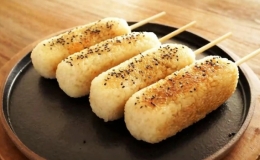 Làm hotdog phô mai từ cơm nguội