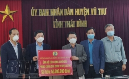 Liên đoàn Lao động tỉnh ủng hộ kinh phí phòng, chống dịch Covid-19