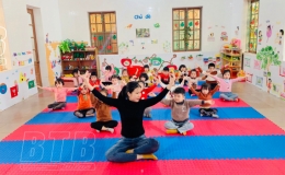 Nữ giáo viên trẻ học và làm theo Bác