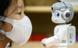 Robot dạy trẻ mẫu giáo hát, tập kungfu ở Seoul