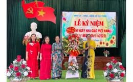 Ban Văn hóa - Xã hội, HĐND tỉnh: Tặng 145 suất quà cho các cựu giáo chức, cán bộ, giáo viên xã Thái Thịnh