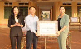 Ban Văn hóa - Xã hội, HĐND tỉnh: Trao 140 suất quà tại Trường THPT Thái Ninh