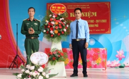 Đại tá Nguyễn Ngọc Tuệ, Ủy viên Ban Thường vụ Tỉnh ủy, Chỉ huy trưởng Bộ CHQS tỉnh chúc mừng ngày Nhà giáo Việt Nam
