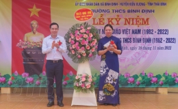 Đồng chí Nguyễn Văn Huy, Tỉnh ủy viên, Phó Trưởng đoàn đại biểu Quốc hội chuyên trách tỉnh chúc mừng ngày Nhà giáo Việt Nam tại Trường THCS Bình Định