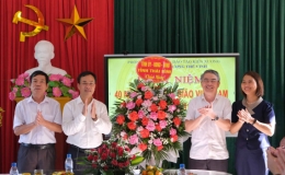Đồng chí Trưởng ban Tuyên giáo Tỉnh ủy chúc mừng ngày Nhà giáo Việt Nam tại Trường THCS Lương Thế Vinh