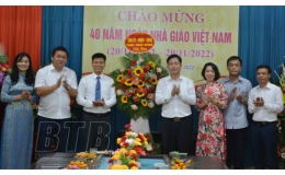 Đồng chí Vũ Thanh Vân, Ủy viên Ban Thường vụ Tỉnh ủy, Chủ tịch Ủy ban MTTQ tỉnh: Chúc mừng ngày Nhà giáo Việt Nam tại Trường Tiểu học, THCS, THPT Quách Đình Bảo