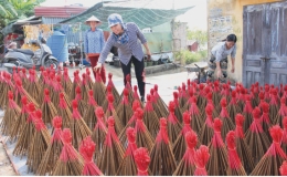 Làng nghề làm hương Lai Triều vào vụ tết