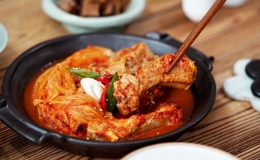 Cách làm món sườn hầm kim chi ngon hết ý cho ngày trở lạnh