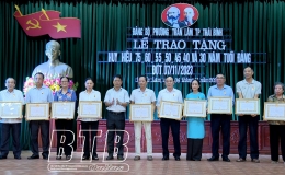 Đảng bộ phường Trần Lãm tổ chức trao Huy hiệu Đảng đợt 7