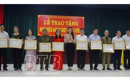 Đảng bộ phường Kỳ Bá trao Huy hiệu Đảng đợt 7/11