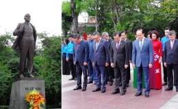 Dâng hoa kỷ niệm 106 năm Cách mạng Tháng Mười Nga