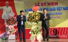 Đồng chí Nguyễn Khắc Thận, Phó Bí thư Tỉnh ủy, Chủ tịch UBND tỉnh chúc mừng Trường THPT Bắc Đông Quan nhân ngày Nhà giáo Việt Nam