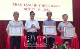 Đông Hưng: Trao Huy hiệu Đảng cho 231 đảng viên