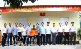 Đông Hưng: Trao kinh phí hỗ trợ xây dựng nhà đại đoàn kết cho hộ nghèo tại thị trấn Đông Hưng