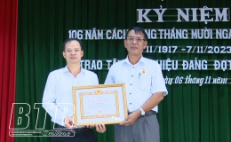 Quỳnh Phụ: Trao 162 Huy hiệu Đảng cho đảng viên đợt 7/11