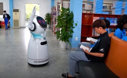 Robot lễ tân trong thư viện