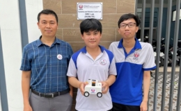 Sinh viên chế tạo robot leo tường