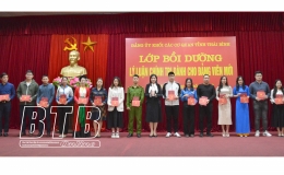 Trao giấy chứng nhận bồi dưỡng lý luận chính trị cho 125 đảng viên mới