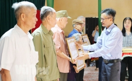 Tự hào từ những tấm Huy hiệu Đảng