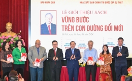 Bộ sách “Vững bước trên con đường đổi mới” - bước phát triển tư duy lý luận của Đảng trên hành trình đổi mới và hội nhập quốc tế