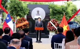Chủ tịch nước Lương Cường đặt vòng hoa tưởng niệm Chủ tịch Hồ Chí Minh tại Chile